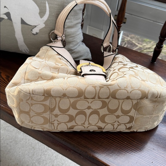 Coach Lynn hobo, beige signature canvas w/blush pink patent leather trim. EUC. - Picture 10 of 11